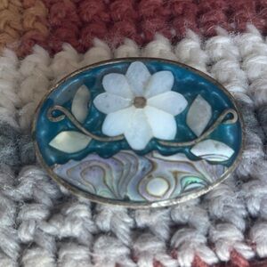 Oval Mother-of-Pearl Flower Brooch/Pendant